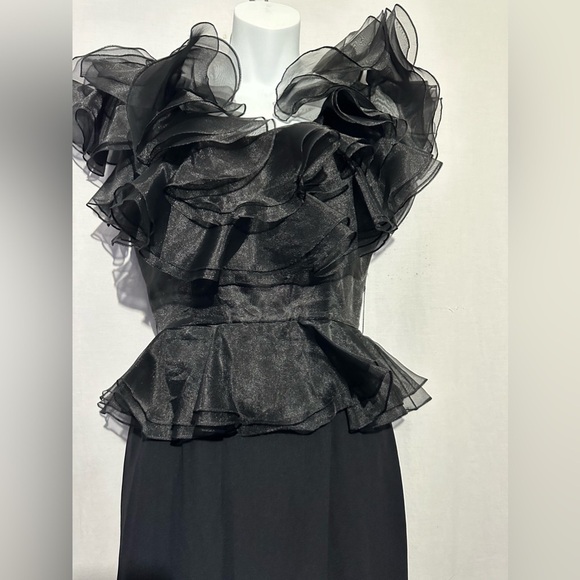 Womens William Pearson vintage ruffle accent sleek black gown size 8